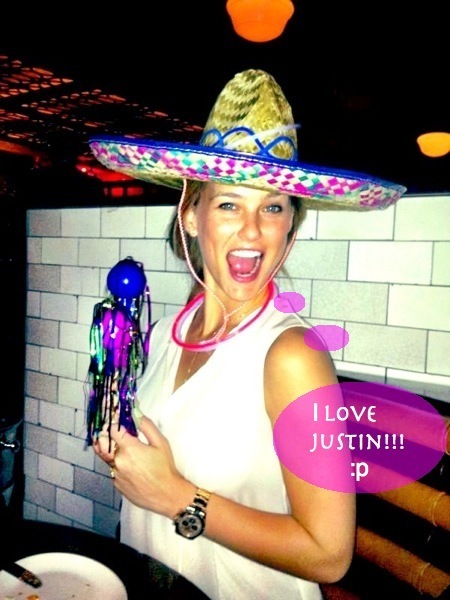 Bar Refaeli se casará con Justin Bieber... ¡Festival del humor!