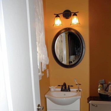 Este baño frío y de colores chillones vivió una transformación espectacular: ahora es una estancia luminosa y acogedora sin tener que hacer obras