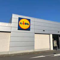 Adiós a la toalla y al capazo: Lidl tiene el invento más cómodo para ir a la playa sin peso, con tumbona y parasol 