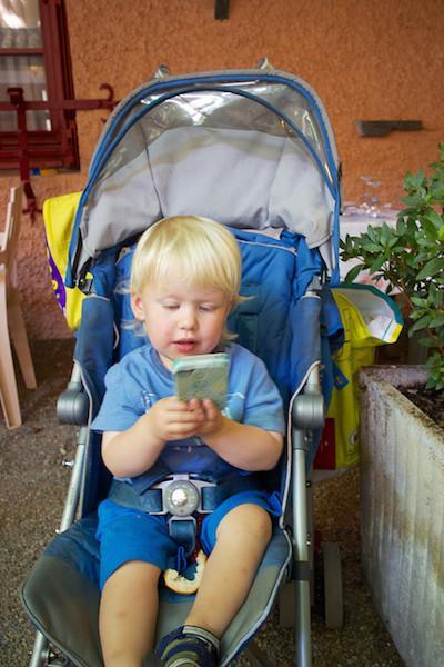 Reflexiona antes de comprarle a tu hijo un smartphone