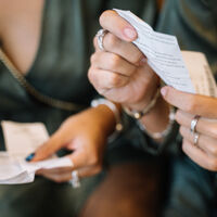 La psicología explica que si guardas todos los tickets y recibos, no es por acumulador, es porque quieres tener todo el control 