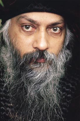 La delirante secta de Osho: una comuna de agricultura orgánica que acabó convirtiéndose en una ciudad