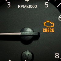 A luz da injeção acendeu com o carro em movimento. Quanto tempo posso rodar com ela acesa?