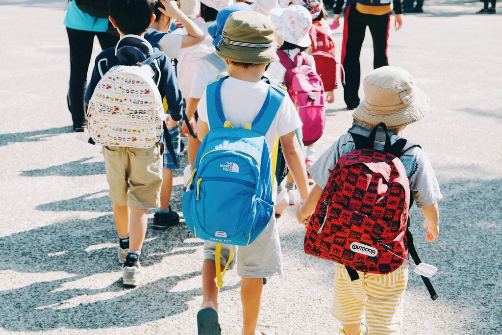 Nerea Riveiro, pedagoga: "Repetirle a los niños que “ya son mayores” les pone en su mochila una responsabilidad que aún no les pertenece"