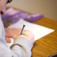 Le piden a ChatGPT que haga un examen de la PAU francesa. La profesora lo suspende por algo muy claro, pero a las IA les encanta
