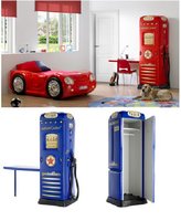 Duerme en un coche deportivo y reposta en el armario