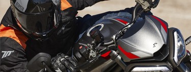 Cómo limpiar el casco y la chaqueta de moto, porque quizá no lo estabas haciendo bien