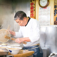 Japão enfrenta número recorde de fechamentos de restaurantes de ramen, em parte, pela "barreira dos 1.000 ienes" 