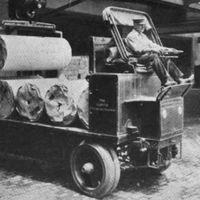 En 1912 una editorial ya contaba con una flota de 22 camiones eléctricos capaces de transportar 10 toneladas de carga