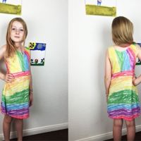 Una madre convierte en preciosos vestidos los dibujos de sus hijas