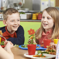 Un niño salva a una compañera de clase que se atragantaba, gracias a un documental que vio en casa