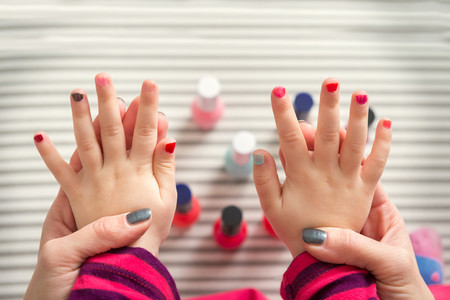 Un padre habla de la "masculinidad tóxica", después de que su hijo sufriera bullying por pintarse las uñas