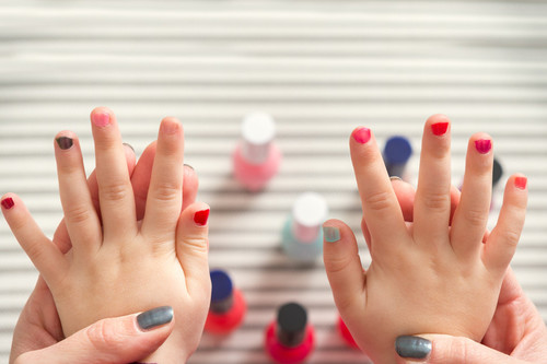 Un padre habla de la "masculinidad tóxica", después de que su hijo sufriera bullying por pintarse las uñas 