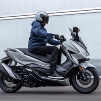 El Honda Forza 350 es el mismo scooter premium, pero ahora con más potencia y aún más equipamiento