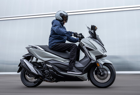 El Honda Forza 350 es el mismo scooter premium, pero ahora con más potencia y aún más equipamiento