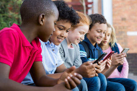 Cinco claves para controlar el uso de móviles y tablets por parte de los niños