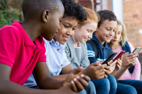 Cinco claves para controlar el uso de móviles y tablets por parte de los niños