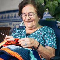 Neurologistas comprovaram: meia hora de tricô por dia protege a memória após os 70 anos melhor do que as palavras cruzadas 