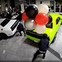 ¿El robo más rápido de la historia? Unos encapuchados se llevan seis Dodge Challenger Hellcat de un concesionario ¡en 45 segundos! 