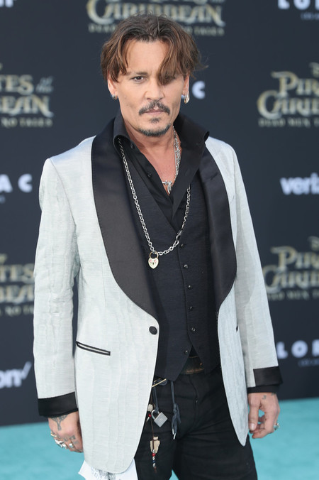 Vistiendo de Tom Ford y muy a su estilo, Johhny Depp en la red carpet de 'Piratas del Caribe'