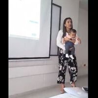 Una profesora sostiene en brazos al bebé de una alumna para que pueda atender en clase: un bonito gesto de empatía y solidaridad 