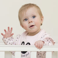 Cuándo aprende el bebé a saludar con la mano y cómo enseñarle 