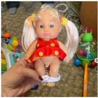 Una muñeca vestida con ropa de mujer y genitales masculinos, siembra la polémica en redes sociales