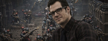 Henry Cavill se emocionó como un niño al recibir unas figuras de Warhammer 40.000 en Polonia. El regalo tenía "truco", pero él ni lo imaginaba