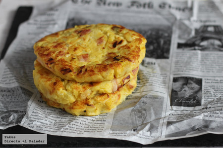 Tortitas individuales de patata, puerros y bacon. Receta de aperitivo