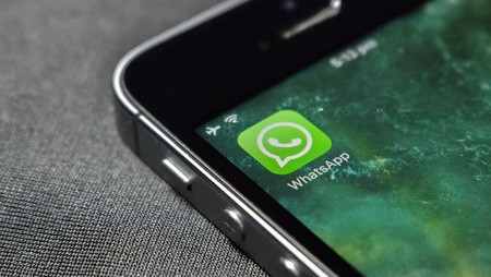 Ahora en WhatsApp para iPhone puedes enviar mensajes sin conexión, hasta 30 fotos de golpe y gestionar mejor tu espacio