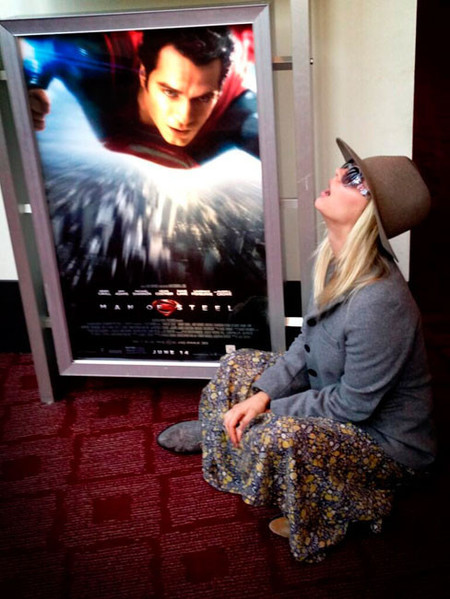 Lo de Henry Cavill y Kaley Cuoco ha durado menos que un caramelo a la puerta de un colegio