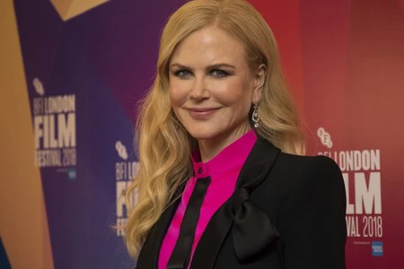 No hay fucsia ni esmoquin que se le resista, Nicole Kidman puede con todas las tendencias