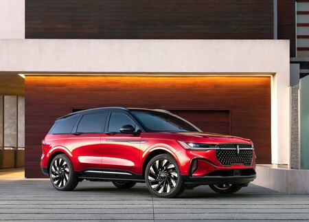 El Lincoln Nautilus 2024 es una nueva generación con más lujos y pantallas que van de extremo a extremo del interior