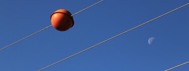 Poucas pessoas sabem para que servem as "bolas de basquete" dos cabos de alta tensão: são uma forma simples de salvar vidas 