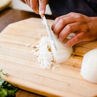 Especialistas em nutrição concordam: cebolas que apresentam brotos verdes são perfeitamente seguras para o consumo 