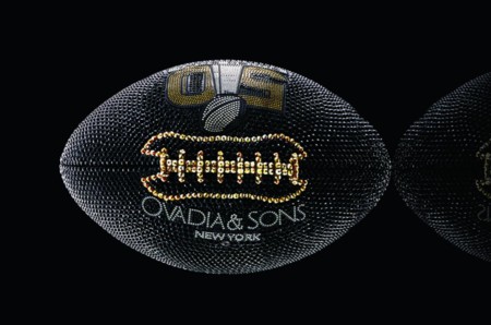 Diseñadores norteamericanos intervienen balones de la NFL para darle un giro muy cool
