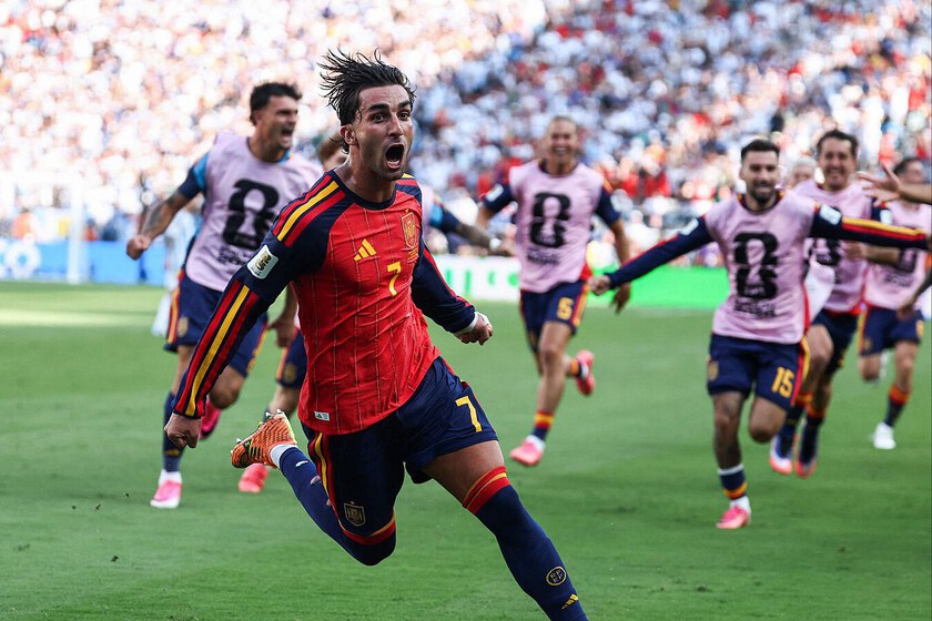 El discreto vehículo de Ferran Torres: un CUPRA León híbrido con ADN español