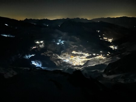 Poluição luminosa ainda é visível no horizonte a uma altitude superior a 4 mil metros