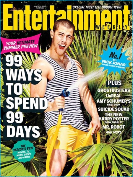 Nick Jonas marcando bíceps manguera en mano en la portada de Entertainment Weekly