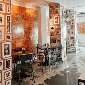 Pocos lo saben, pero este bar de toda la vida en Madrid es el favorito de Los Javis: tuvo un cameo en 'Paquita Salas'