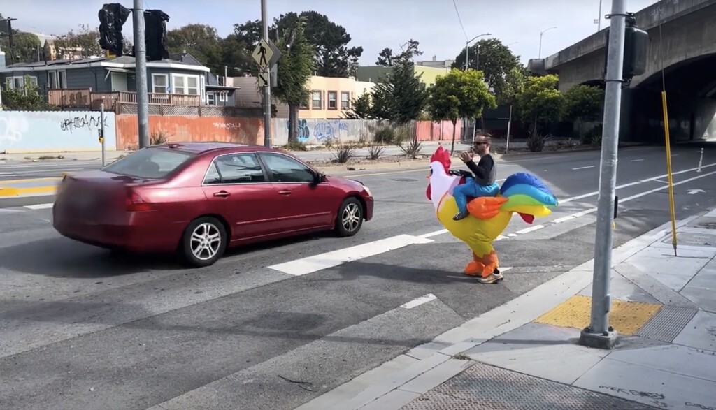 Cruzar la calle en San Francisco es tan peligroso que la Policía ha tomado medidas drásticas: disfrazar de pollo a sus agentes 