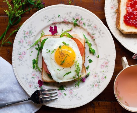 Tostada de salmón, huevo y aguacate. Receta fácil para desayuno