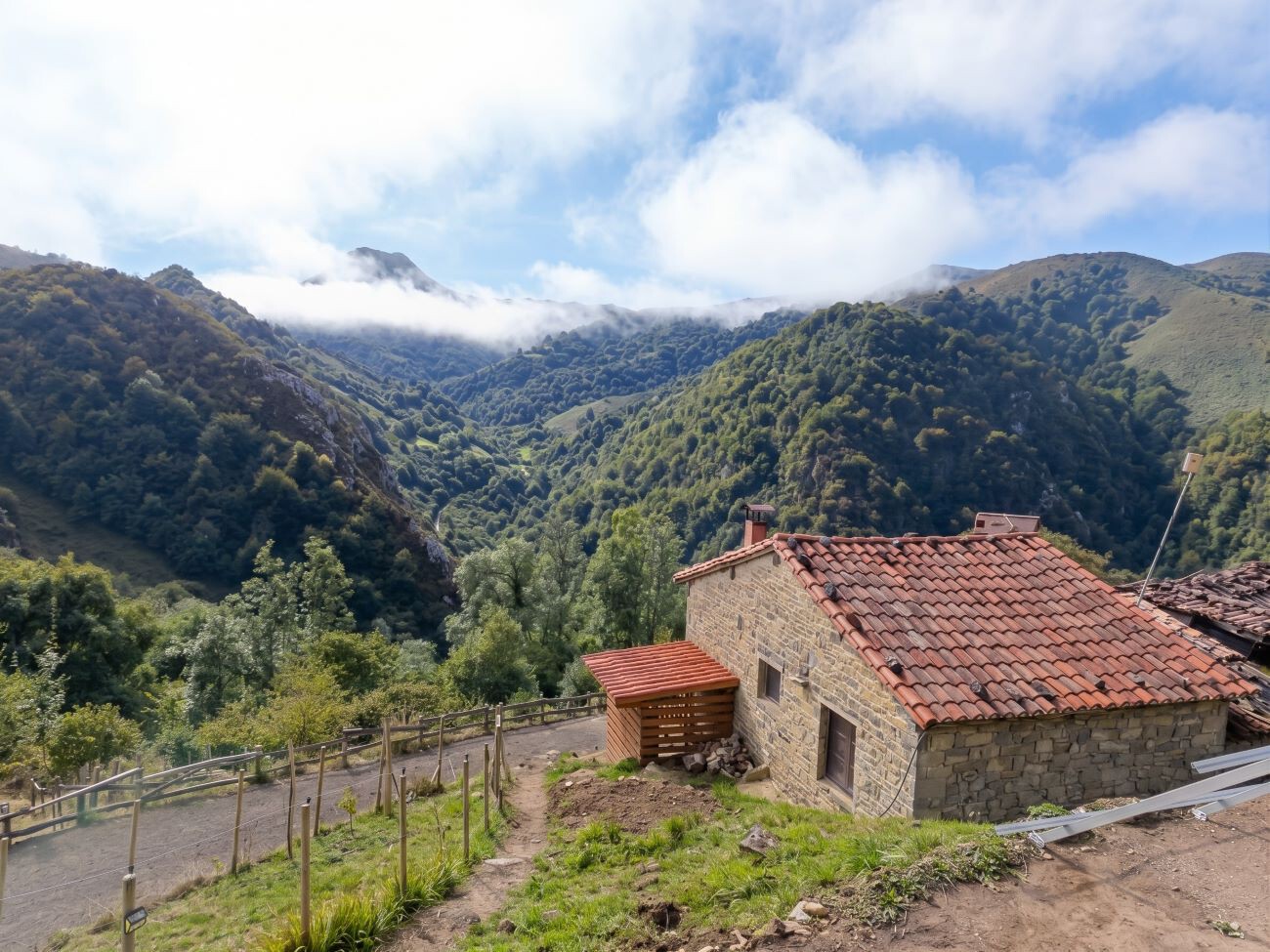 Casa de piedra en rehabilitación en la montaña asturiana, rodeada de naturaleza