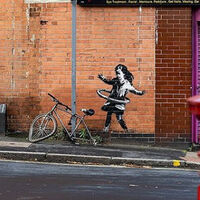 Banksy nos regala una nueva obra en Nottingham: una niña jugando en la calle