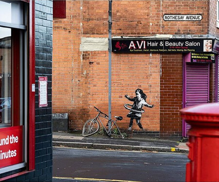 Banksy nos regala una nueva obra en Nottingham: una niña jugando en la calle