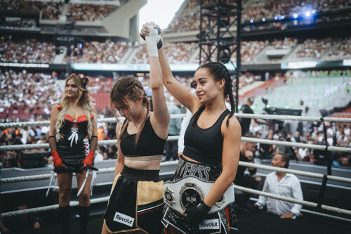 Marina  Rivers levantando la mano de Samy Rivers tras su victoria en el combate