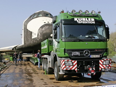 Un camión arrastrando un transbordador espacial