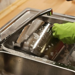 Las esponjas jabonosas de Mercadona que dejan las sartenes y ollas como nuevas, sin necesidad de frotar ni rascar