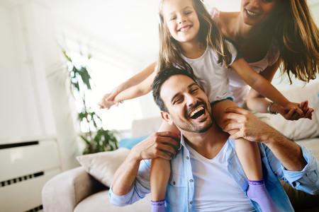 Madres y padres actuales se sienten más felices con su papel en la crianza de sus hijos, en comparación con generaciones anteriores