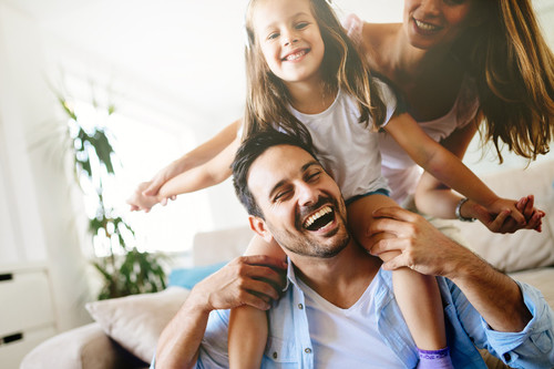 Madres y padres actuales se sienten más felices con su papel en la crianza de sus hijos, en comparación con generaciones anteriores